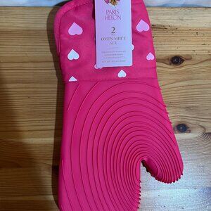 Paris Hilton Oven Mitt Set with Heart Design, Heat Resistant Pot Holders Featuri